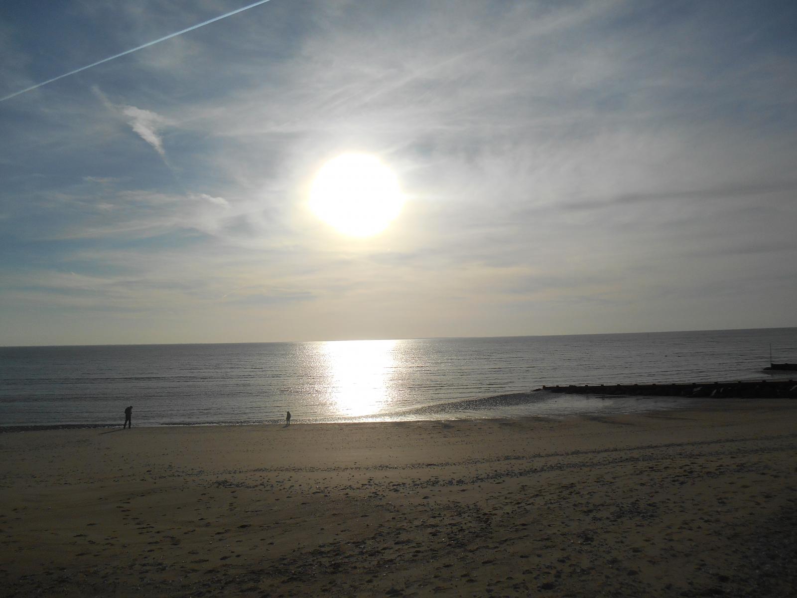 Le soleil qui brille avec la plage en premier plan ( Les Moutiers en Retz )