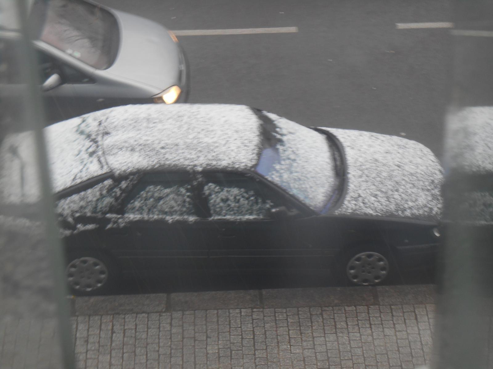 Une voiture recouverte de neige ( Paris )