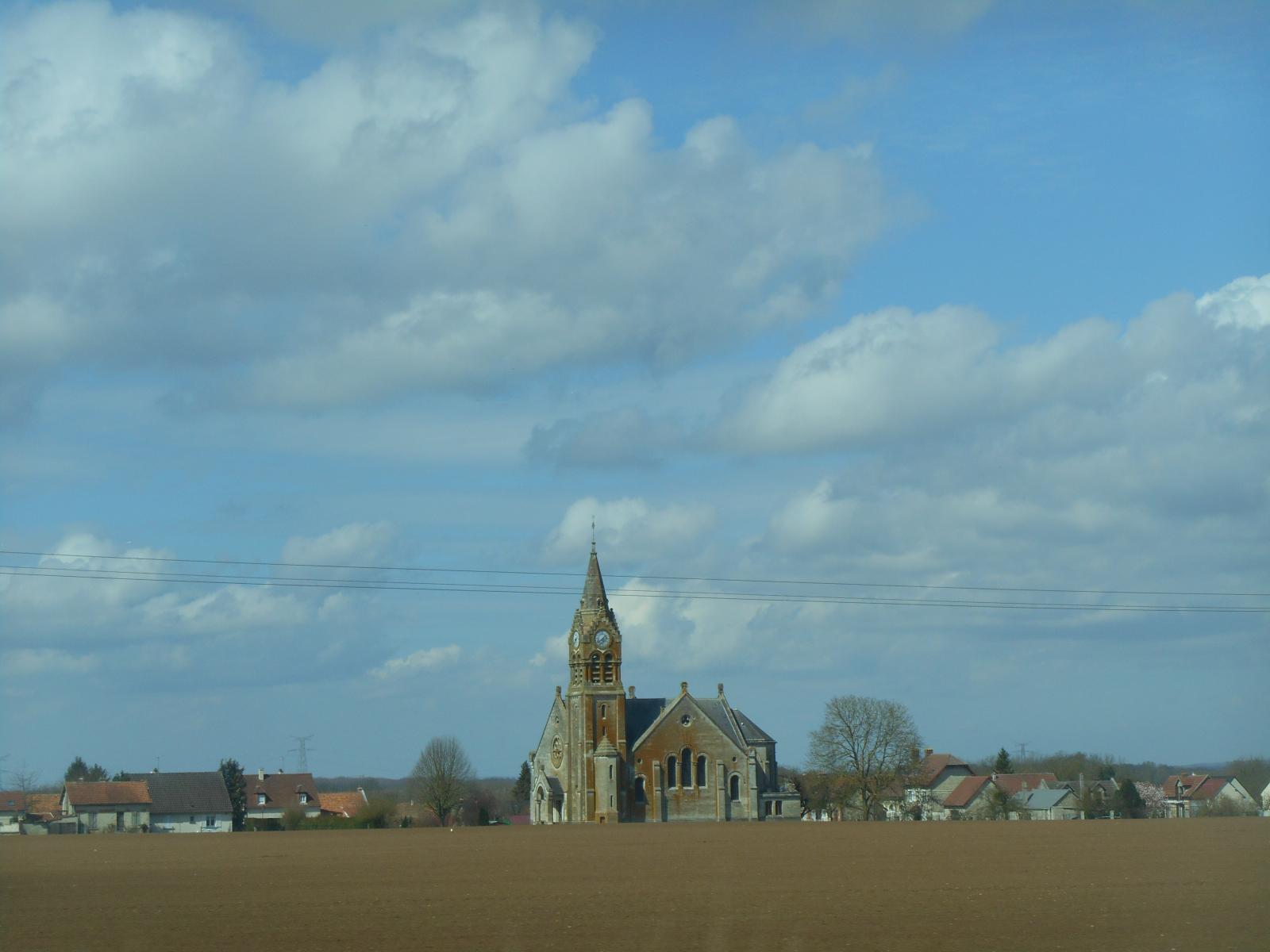 Eglise dominant la campagne ( Route )