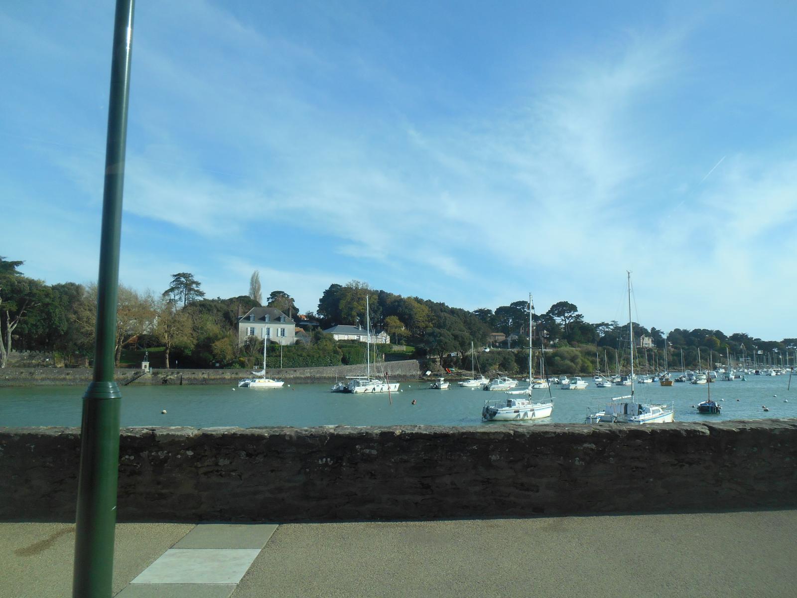 Le poteau d�limite les bateaux ( Pornic )